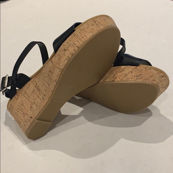 NWT DLG Wedge Sandals - Picture 3 of 7